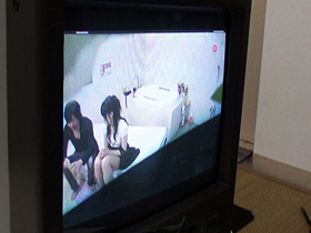 素人ドッキリ企画 見知らぬ男性に口説かれ拒めず寝取られ浮気SEX!旦那が監視→乱入、修羅場のハプニングも・・・4時間 サンプル動画サムネイル